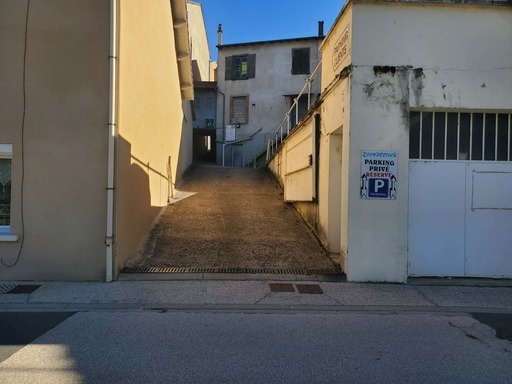 Vue de l'accès au parking de Zoom'Destock