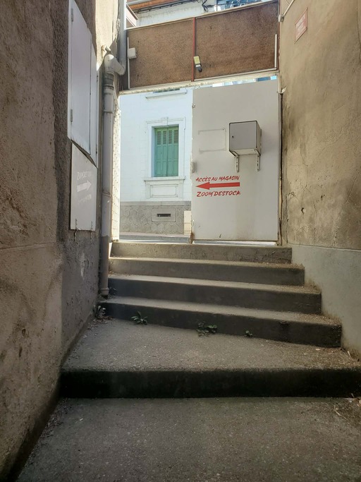 Escaliers menant au magasin Zoom'Destock
