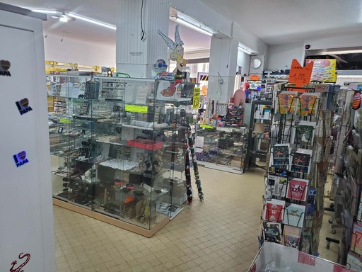 Vitrines et produits du magasin Zoom'Destock